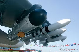 Kh-35UE treo dưới cánh máy bay