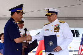 Chuẩn đô đốc Tuần duyên Mỹ Michael J. Haycock (phải) bắt tay với Trung tướng Nguyễn Quang Đạm, Tư lệnh Cảnh sát biển Việt Nam, trong buổi lễ bàn giao tàu ngày 25/5 tại Hawaii