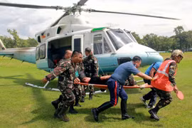 Binh lính đang cáng một nhân viên an ninh bị thương trong vụ đánh bom ở thành phố Marawi.