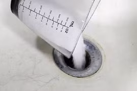 Bột thông cống có màu trắng, khiến trẻ hiểu nhầm thành vật có thể ăn được