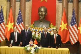 Thổng thống Hoa Kỳ Donald Trump và Chủ tịch nước Việt Nam Trần Đại Quang chứng kiến Lễ ký kết giữa Tài chính Hoàng Huy và Navistar (Nguồn: TCH)