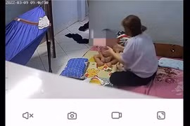 Bé gái bị bảo mẫu đánh vào mặt liên tục khi đang ăn. Ảnh cắt từ clip