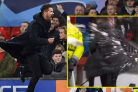 HLV Simeone bị ném đồ khi rời sân Old Trafford. Ảnh: BT Sport.