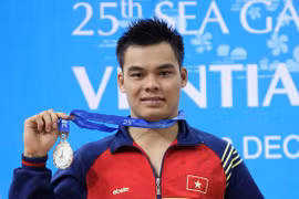 Nguyễn Hữu Việt trên bục nhận huy chương vàng bơi ếch tại SEA Games 2007 ở Thái Lan