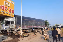 Cơ quan chức năng đang phong tỏa hiện trường để điều tra nguyên nhân vụ TNGT