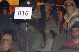 Xe vận chuyển các tay súng ISIS cùng gia đình.