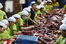 Cả doanh nghiệp Mỹ và Trung Quốc đều nói rằng chiến tranh thương mại khiến họ bị mất thị phần vào các công ty Việt Nam. (Ảnh: Nikkei)