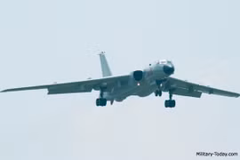 Máy bay H-6K.