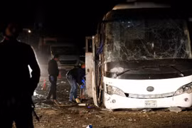 Chiếc xe bus chở du khách Việt Nam tại Ai Cập bị trúng bom vệ đường. Ảnh: CNN.
