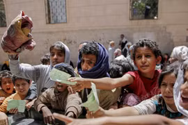 Những trẻ em chịu nạn đói ở Yemen.