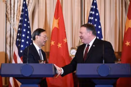 Ngoại trưởng Mỹ Mike Pompeo cùng Chủ nhiệm Văn phòng Ủy ban công tác ngoại sự Trung ương Đảng Cộng sản, Ủy viên Bộ chính trị Trung Quốc Dương Khiết Trì.