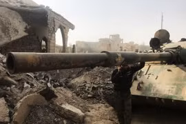 Xe tăng sau vụ tấn công tại Deir Ezzor.