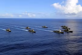 Tàu USS Pinckney và lực lượng phòng vệ Nhật Bản.