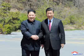 Lãnh đạo Triều Tiên Kim Jong Un và chủ tịch Trung Quốc Tập Cận Bình tại Đại Liên, Trung Quốc.
