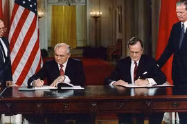 Tổng thống Nga Gorbachev và tổng thống Mỹ Bush.