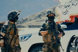 Hai tay súng của Taliban trong chiến dịch al-Khandagh.