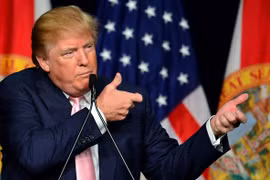 Ông Trump đề xuất trang bị súng cho giáo viên.