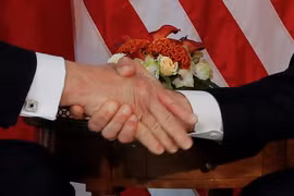 Kiểu bắt tay gây sốc của ông Trump