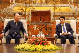 Chủ tịch UBND Tp. Hà Nội Nguyễn Đức Chung và Chủ tịch Tập đoàn Charmvit Lee Daa Bong tại buổi lễ (Ảnh: hanoi.gov.vn)