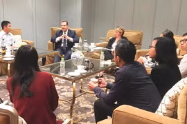 Ông Stephen Olson (thứ hai từ trái sang) đang trao đổi tại buổi gặp gỡ báo chí của quỹ Hinrich Foundation, diễn ra tại TP. HCM vào cuối tháng 9/2019.