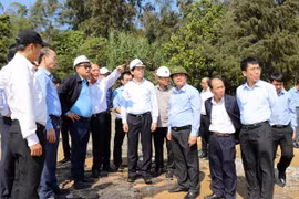 Đoàn công tác đi khảo sát thực tế tại địa điểm chuẩn bị triển khai dự án khí Cá Voi Xanh ở xã Tam Quang, huyện Núi Thành - Ảnh: TTXVN