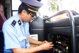 Cơ quan chức năng đang kiểm tra thiết bị giám sát hành trình (Nguồn: vtv.vn)