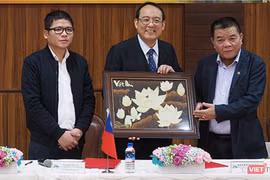 Ông Trần Duy Tùng (ngoài cùng bên trái) và ông Trần Bắc Hà (ngoài cùng bên phải) tại một sự kiện
