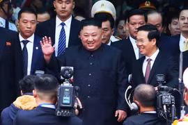 Chủ tịch Kim Jong-un (ở giữa) cảm ơn trước sự chào đón của lãnh đạo, người dân Việt Nam (Ảnh: VGP)