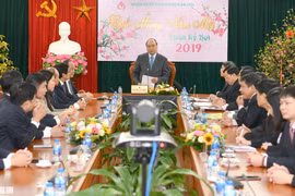 Thủ tướng Nguyễn Xuân Phúc đã đến thăm, gặp mặt cán bộ, người lao động Ngân hàng Chính sách Xã hội nhân dịp năm mới (Ảnh: VGP)