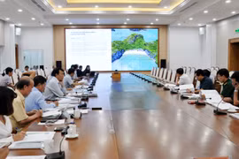Đại diện Liên danh Công ty CP Đầu tư kinh doanh và Công ty CP Liên Sơn trình bày ý tưởng tại buổi làm việc (Nguồn: quangninh.gov.vn)
