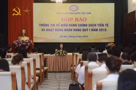 Phó Thống đốc NHNN Nguyễn Thị Hồng chủ trì họp báo (Ảnh: NHNN)