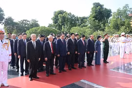 Trong không khí trang nghiêm, thành kính, các đại biểu nghiêng mình tưởng nhớ những người con ưu tú của dân tộc - Ảnh: VGP/Nhật Bắc