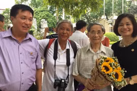 Nhà Ngôn ngữ học Nguyễn Tri Niên bên các cựu học trò tại Học viện Báo chí và Truyền thông.