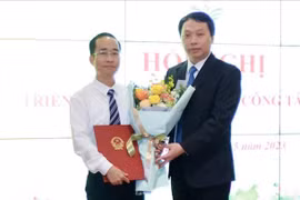 Thứ trưởng Nguyễn Huy Dũng đã trao quyết định tiếp nhận, phân công công chức biệt phái đối với ông Nguyễn Duy Khiêm