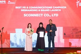 Chị Phạm Thị Quyên - Giám đốc Truyền thông Sconnect (giữa) cùng chị Nguyễn Thị Huyền Trang - đại diện công ty nhận giải thưởng Chiến dịch tái định vị thương hiệu xuất sắc.