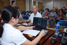 Người dân nhận lương hưu và trợ cấp bảo hiểm xã hội.