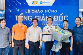 Ban lãnh đạo FPT và Base chúc mừng tân CEO Nguyễn Thượng Tường Minh (thứ 3 từ phải qua).