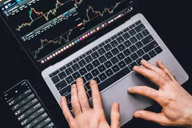 Phần lớn nhà đầu tư tiền mã hóa Việt Nam có tư duy “làm giàu nhanh chóng” và “đánh bạc”. Ảnh: Pexels.