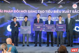 Ông Nguyễn Chí Dũng cùng Phó Chủ tịch Tập đoàn Meta Simon Milner trao giải cho 4 giải pháp đổi mới sáng tạo tiêu biểu xuất sắc nhất. 