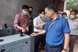 Du khách tham quan tại Văn Miếu - Quốc Tử Giám có thêm trải nghiệm mới về hệ thống biên lai điện tử