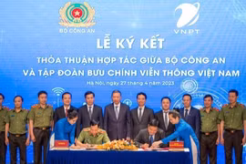 Đại diện lãnh đạo Bộ Công an và đại diện Tập đoàn VNPT ký hợp tác giữa hai bên.