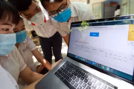 Cùng với việc tra cứu qua website của các Sở GD&ĐT nơi đăng ký dự thi hoặc hệ thống quản lý kỳ thi của Bộ GD&ĐT, báo chí và Zalo cũng là kênh tra cứu điểm thi tốt nghiệp THPT 2023 hiệu quả.