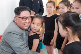 Ông Kim Jong-un trong lần đến thăm Cung Học sinh Thiếu nhi Paeumui Chollikil.