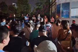 Phụ huynh xếp hàng từ đêm hôm trước để tranh suất cho con học lớp 1 trường chất lượng cao