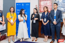 Tiến sỹ Melissa Jardine - Chủ tọa của AVLD và các lãnh đạo trẻ tại lễ công bố.