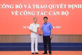 Phó Viện trưởng Thường trực VKSND tối cao Nguyễn Huy Tiến trao quyết định bổ nhiệm cho ông Hoàng Minh Tiến.