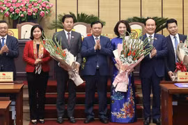 Bí thư Thành ủy Hà Nội Đinh Tiến Dũng và các lãnh đạo TP chúc mừng tân Phó Chủ tịch Vũ Thu Hà (thứ ba, phải sang) và các cán bộ vừa được bầu giữ các cương vị mới.