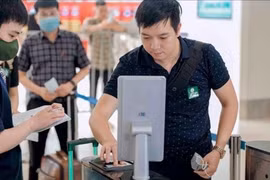 Hành khách dùng tài khoản định danh điện tử mức độ 2 để làm thủ tục đi máy bay tại sân bay Nội Bài.
