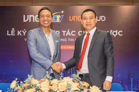 Ông Lê Hồng Minh, Tổng Giám đốc VNG (trái) và ông Trương Chí Bình, Tổng Giám đốc SCTV tại lễ ký kết.