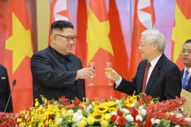 Ông Kim Jong Un cho rằng cần đẩy mạnh các chuyến thăm cấp Đảng và Chính phủ giữa hai nước nhằm thúc đẩy, phát triển hợp tác và giao lưu lên giai đoạn cao mới.